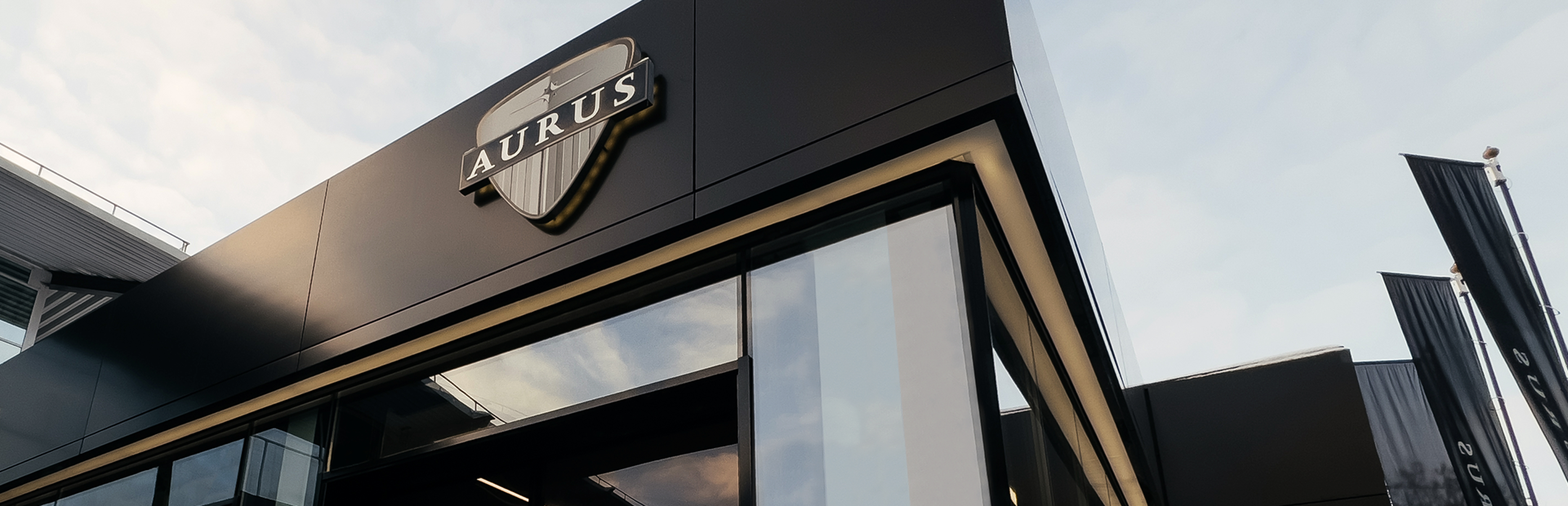 Логотип на фасаде автосалона aurus
