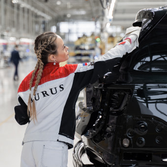 Сотрудник завода AURUS в процессе работы