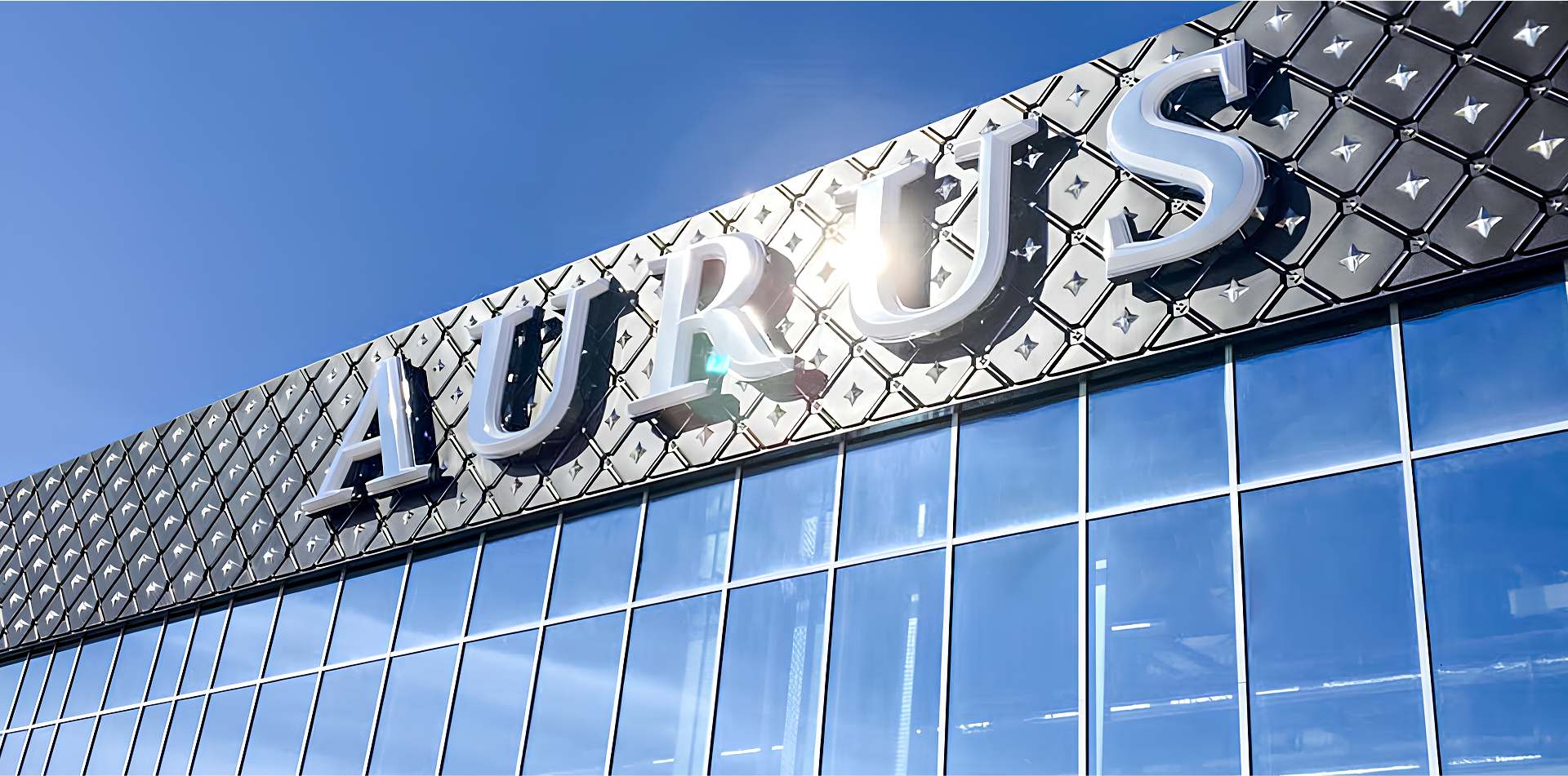 Вывеска на офисе AURUS